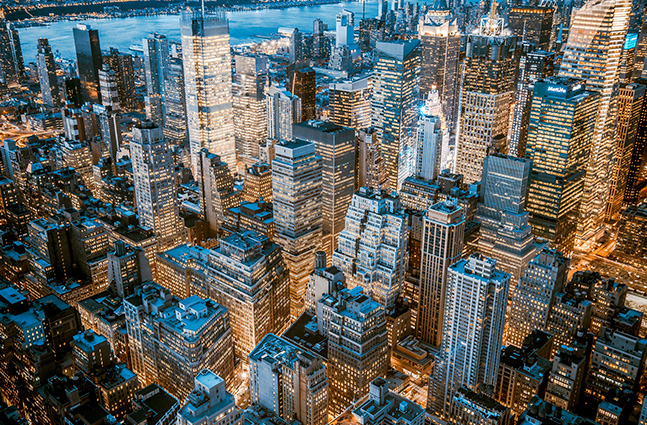 小型ガソリンエンジンでは始動時にエアドアを引く必要があるのに、自動車ではその必要がないのはなぜですか?